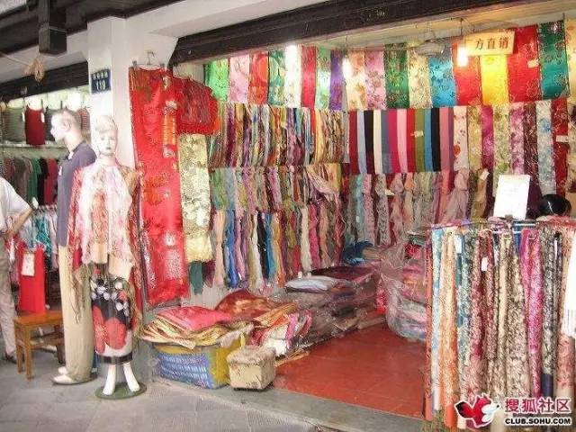 2017蘇杭絲綢服裝（郟縣）博覽會盛大開幕 3000條真絲圍巾免費送，針紡織品精品匯聚